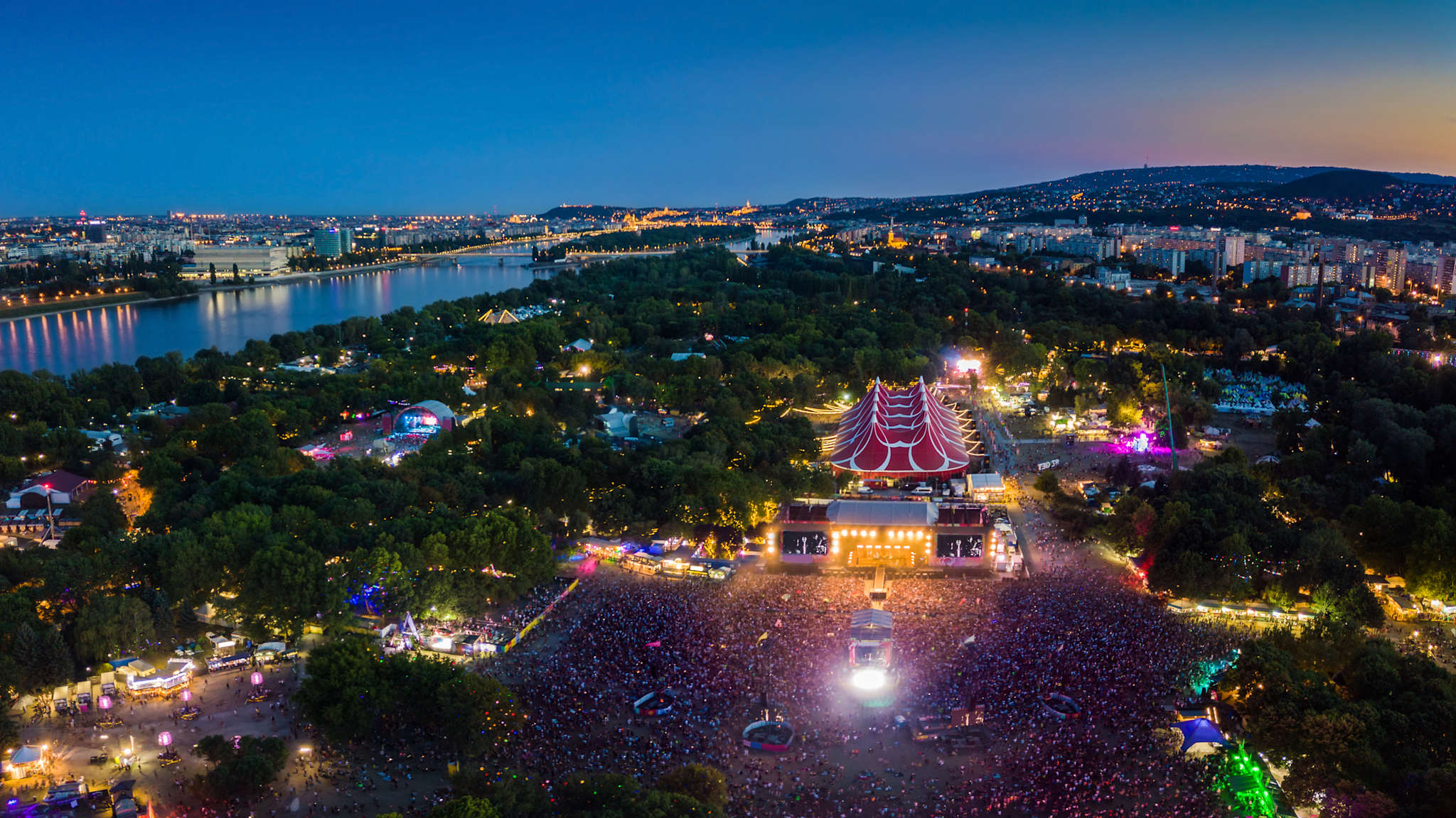 Blick auf das Sziget Festival in Budapest, Ungarn bei Nacht (c) 2018 ZGPhotography/Shutterstock